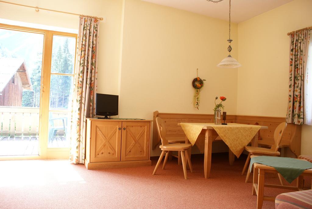 Hotel Zum Goldenen Loewen Biberwier Habitación foto