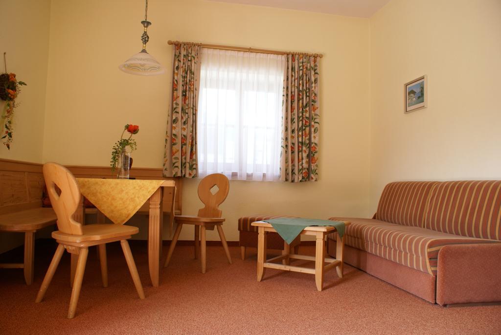 Hotel Zum Goldenen Loewen Biberwier Habitación foto