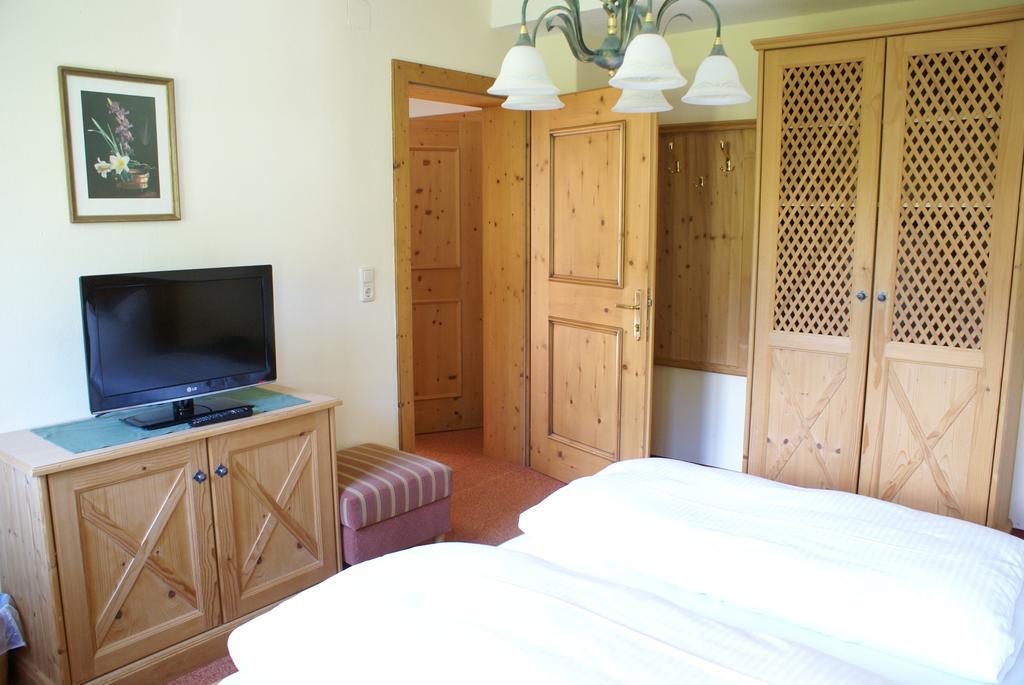 Hotel Zum Goldenen Loewen Biberwier Habitación foto