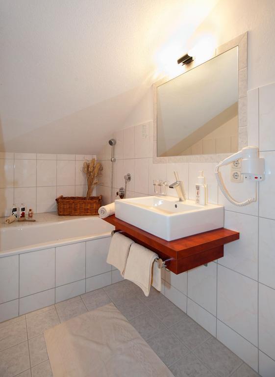 Hotel Zum Goldenen Loewen Biberwier Habitación foto